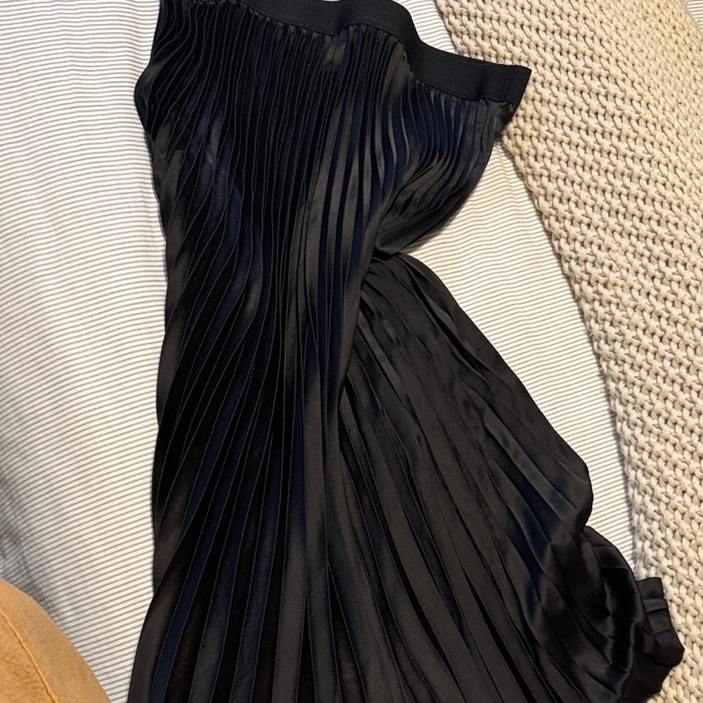 H&M Black Pleated Skirt
